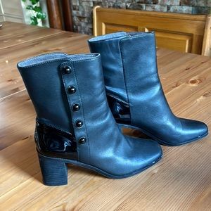 Lori Goldstein black ankle boots, buttons up & patent leather heel | sz 7.5 / 38